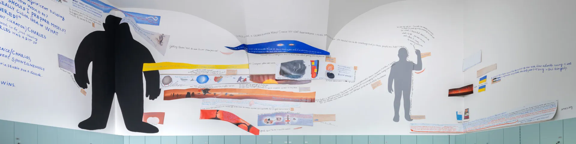 Installationsansicht der Collagen von Bild- und Textausschnitten des Künstlers Nedko Solakov im Garderobenraum des Oberen Belvedere
