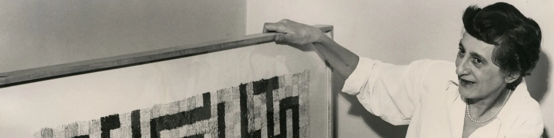 Anni Albers mit ihrer Arbeit Two, New Haven, Connecticut,1952