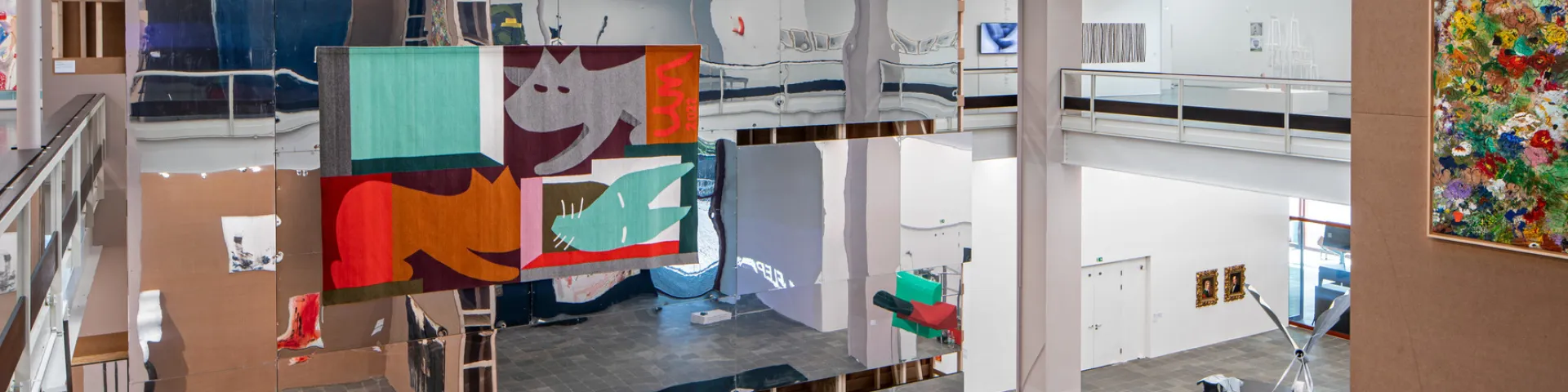 Ausstellungsansicht "STELLPROBE. Sammlungszugänge der letzten Dekade in einem Display von Heimo Zobernig"