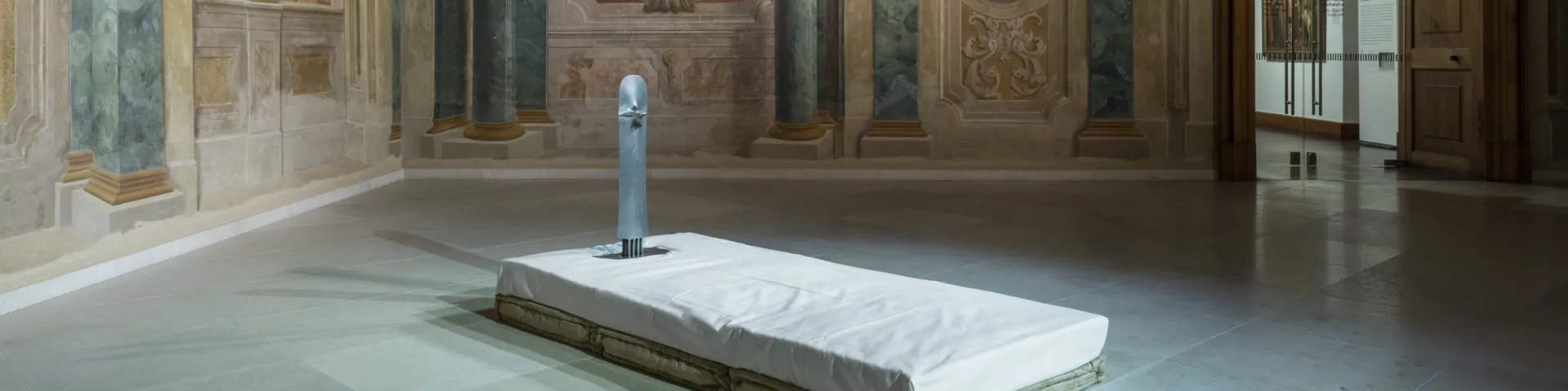 Skulptur von Walter Pichler im Oberen Belvedere