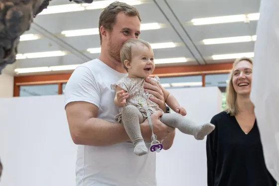 Person mit Kind im Museum