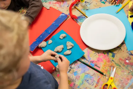 Kind im Rahmen eines Familienworkshops im Atelier