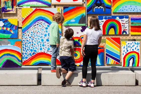 Kinder vor der Installationsansicht "Ugo Rondinone. your age and my age and the age of the rainbow" 