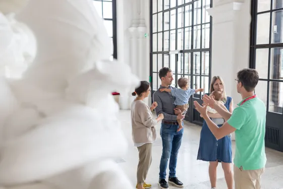 Person mit Kind im Museum
