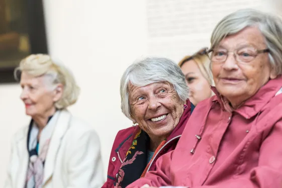 Menschen bei einem "Zeitlos schön"i Rundgang m Museum