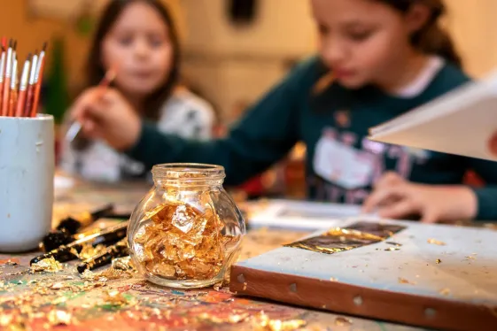 Kind im Rahmen eines Workshops im Atelier