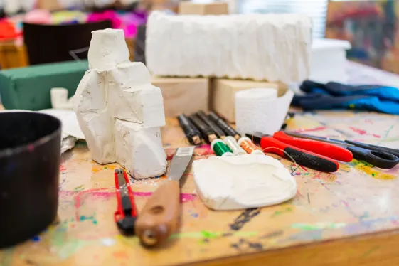 Arbeitsutensilien auf dem Tisch bei einem Kreativworkshop