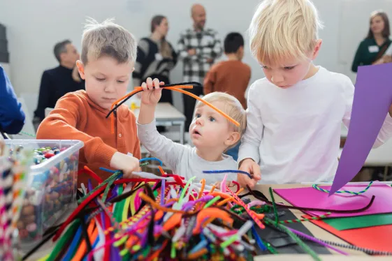 Kind bei einem Workshop im Museum