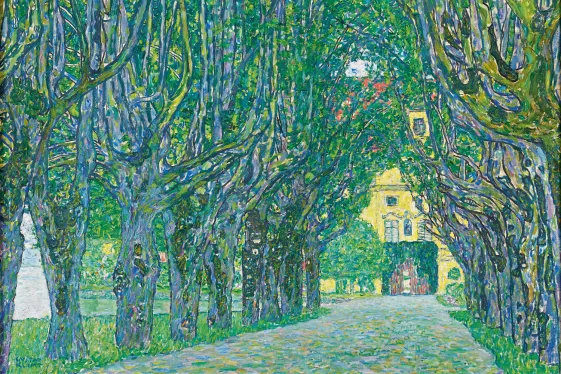 Allee von Bäumen die auf das Schloss Kammer zu läuft