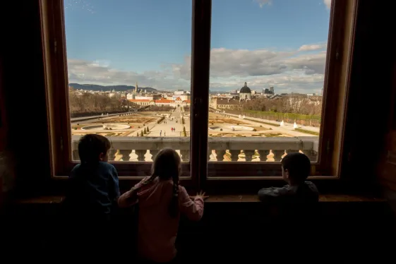 Kinder im Marmorsaal mit Blick auf das Untere Belvedere