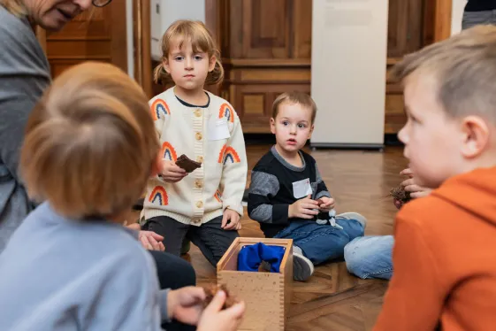 Kinder bei einem Workshop im Museum