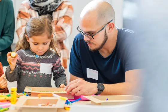 Kind und erwachsene Person bei einem Workshop im Museum