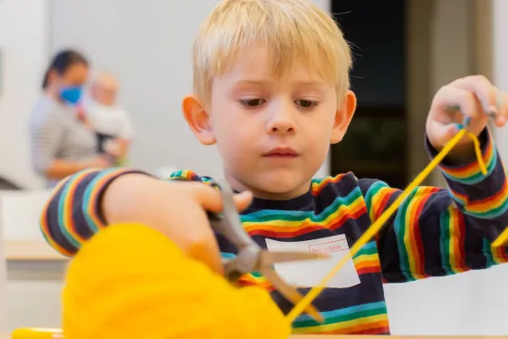 Kinder bei einem Workshop im Museum