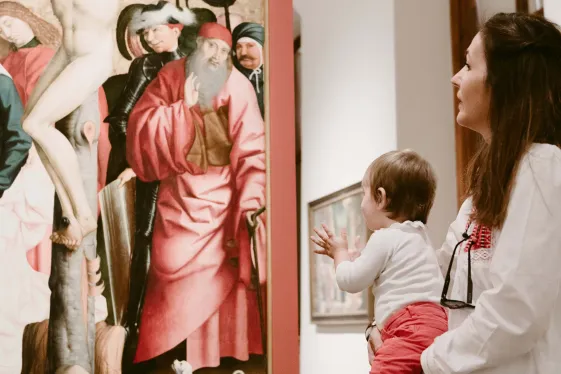 Familien während eines Rundgangs im Museum