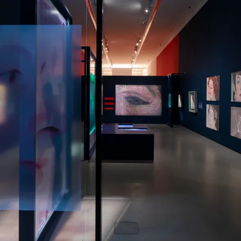 Ausstellungsansicht. Originale Gemälde sind wissenschaftlichen Untersuchungsmaterialien wie Röntgenaufnahmen gegenübergestellt.