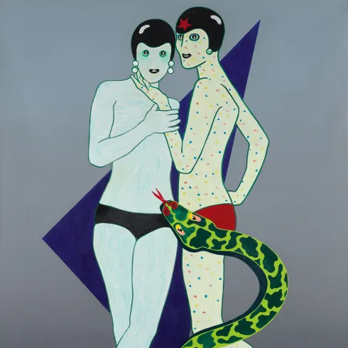 Zwei weibliche Figuren im Pop-Art-Stil vor einem blauen Dreieck aneinanderstehend, im Vordergrund schlängelt sich eine grüne Schlange