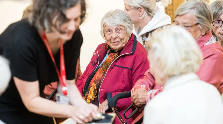Eine Gruppe bei einer "Zeitlos schön"-Führung im Museum