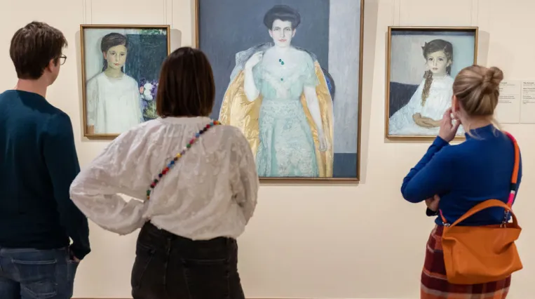 Besucher*innen im Museum