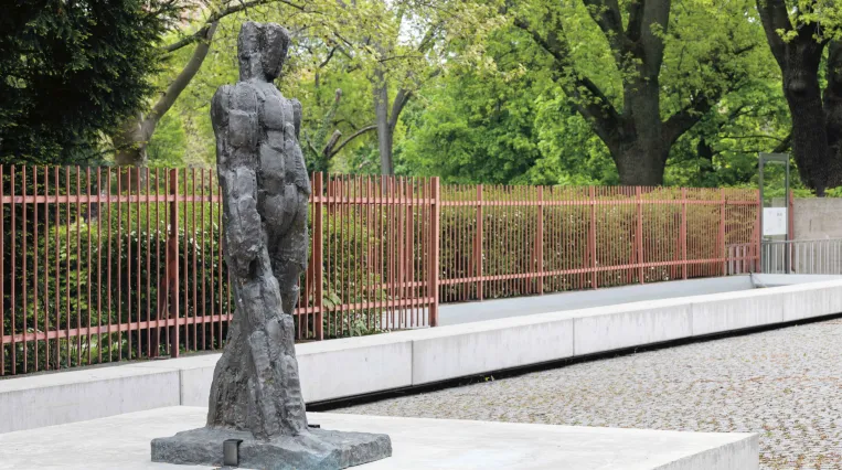 Lebensgroße Bronzeskulptur von Ingeborg Pluhar