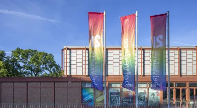 Belvedere 21 mit Regenbogenfahnen