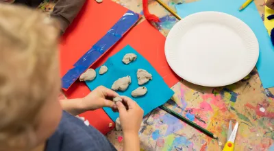 Kind im Rahmen eines Familienworkshops im Atelier