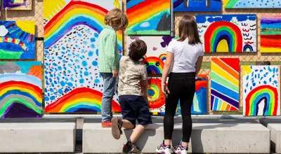 Kinder vor der Installationsansicht "Ugo Rondinone. your age and my age and the age of the rainbow" 