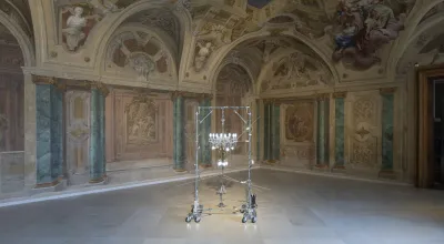 Mobile Lichtskulptur von Marina Faust im Carlone-Saal