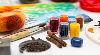 Arbeitsutensilien auf dem Tisch beim kreativ Workshop