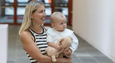 Person mit Kind im Museum