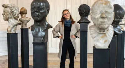 Person im Museum beim Betrachten der Charakterköpfe von Franz Xaver Messerschmidt
