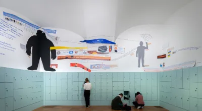 Installationsansicht der Collagen von Bild- und Textausschnitten des Künstlers Nedko Solakov im Garderobenraum des Oberen Belvedere