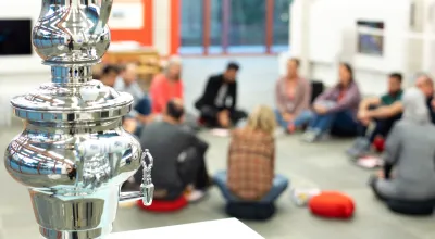 Menschen bei einem Workshop im Museum