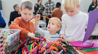 Kind bei einem Workshop im Museum