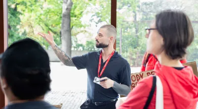 Menschen bei einer Führung mit Kunstvermittler im Museum