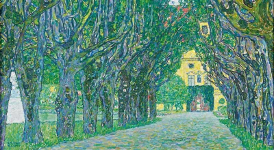 Allee von Bäumen die auf das Schloss Kammer zu läuft