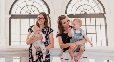 Familien während eines Rundgangs im Museum