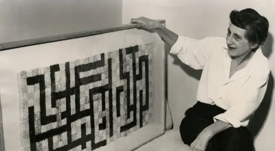 Anni Albers mit ihrer Arbeit Two, New Haven, Connecticut,1952