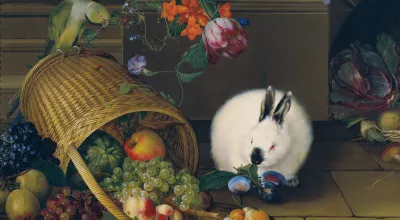 Detail aus dem Ölgemälde. In der Mitte sitzt ein weißer Hase, daneben liegt ein umgefallener Korb mit Früchten. Auf dem Korb sitzt ein grüner Papagei. Im Hintergrund Blumen und Gemüse.