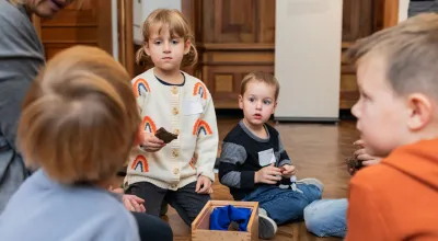 Kinder bei einem Workshop im Museum