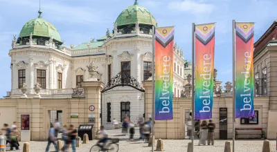 Eingang Oberes Belvedere mit bunten Fahnen.