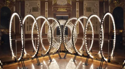 960 Glühbirnen, Stahl, Aluminium, Holz, Kabel, elektrischer Schaltkreis, Leuchtkästen  260 x 687 x 740 cm
