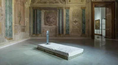 Skulptur von Walter Pichler im Oberen Belvedere
