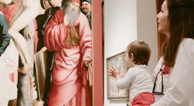 Familien während eines Rundgangs im Museum